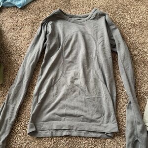 Lululemon gray long sleeve size medium